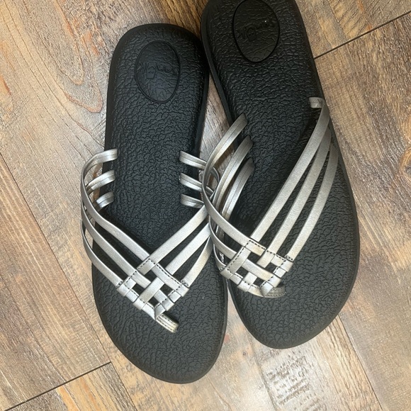 NEW **SANUK** Yoga Mat Sandals - Perfect for Summer - Great Metallic Color :) - Picture 2 of 8
